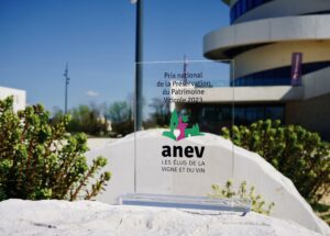 Trophée PPPV 2023, devant la Cité des Climats et vins de Bourgogne, lors de cérémonie de remise du prix par l'ANEV, jeudi 21 mars.