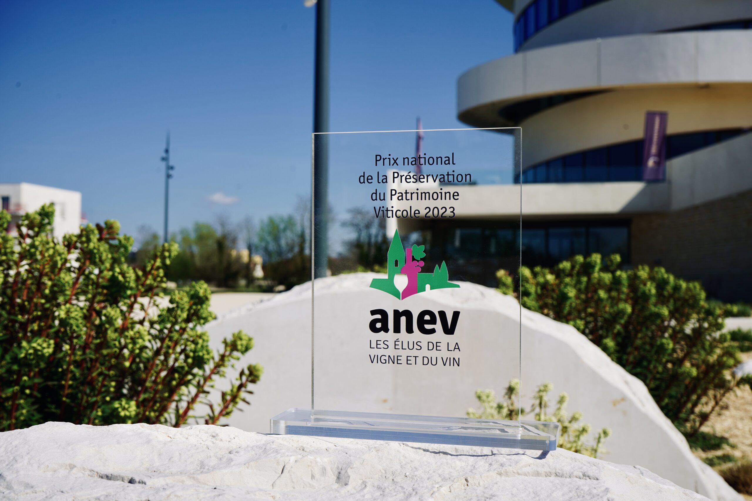 Trophée PPPV 2023, devant la Cité des Climats et vins de Bourgogne, lors de cérémonie de remise du prix par l'ANEV, jeudi 21 mars.